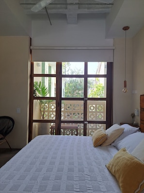 Quarto superior, 1 cama King, banheira | Ferros/tábuas de passar roupa, Wi-Fi de cortesia, roupa de cama