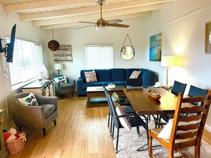 Smart TV, books - Relax by the sea! Two bedroom retreat near Moonlight State Beach and Shopping. (Encinitas)