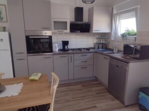 Frigorifero, microonde, forno, piano cottura