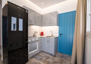 Fridge, oven, stovetop, electric kettle