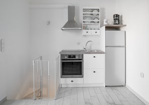 Réfrigérateur, four, plaque de cuisson, cafetière/bouilloire