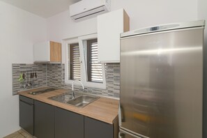 ثلاجة، موقد طهي مسطح، مستلزمات طهي/أطباق/أوعية