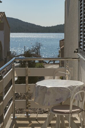 Outdoor dining - Apartment with sea view 2 (Pirovac)