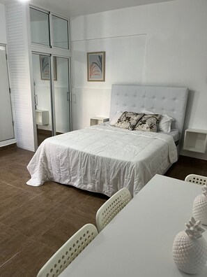 Premium bedding, down duvets, pillow-top beds, blackout curtains - El Montserrat - Hotel Boutique (Santiago de los Caballeros)