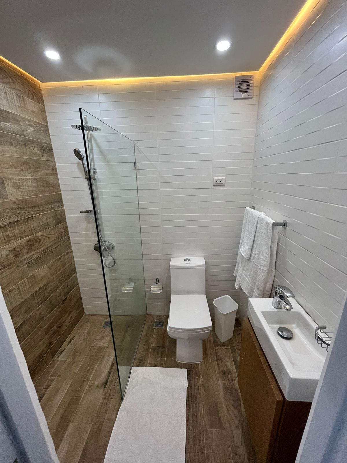 standard room | premium bedding, down duvets, pillow-top beds, blackout curtains