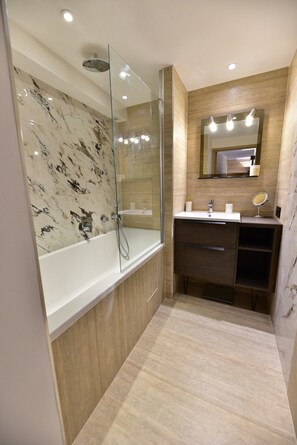 Shower, hair dryer, toilet paper - Charming house in the heart of Provence (Cucuron)