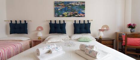 1 makuuhuone, työpöytä, silitysrauta/-lauta, vauvan matkasänky