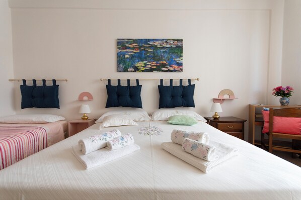 1 camera, una scrivania, ferro/asse da stiro, culla da viaggio