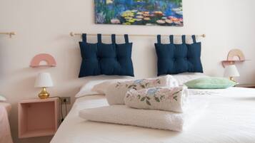 1 chambre, bureau, fer et planche Ă repasser, lit parapluie