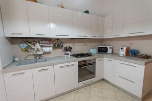 Frigorifero, microonde, forno, piano cottura