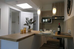 Fridge, microwave, oven, coffee/tea maker