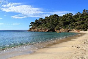 On the beach - F2 at "Domaine de la Pinède", Heated Swimming Pool (Le Lavandou)