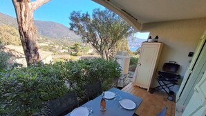 Ein Essbereich mit Tisch für vier Personen, mit Blick auf eine reizvolle Landschaft.