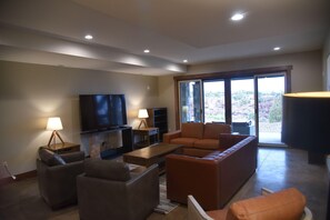 TV connectée, cheminée, table de tennis de table