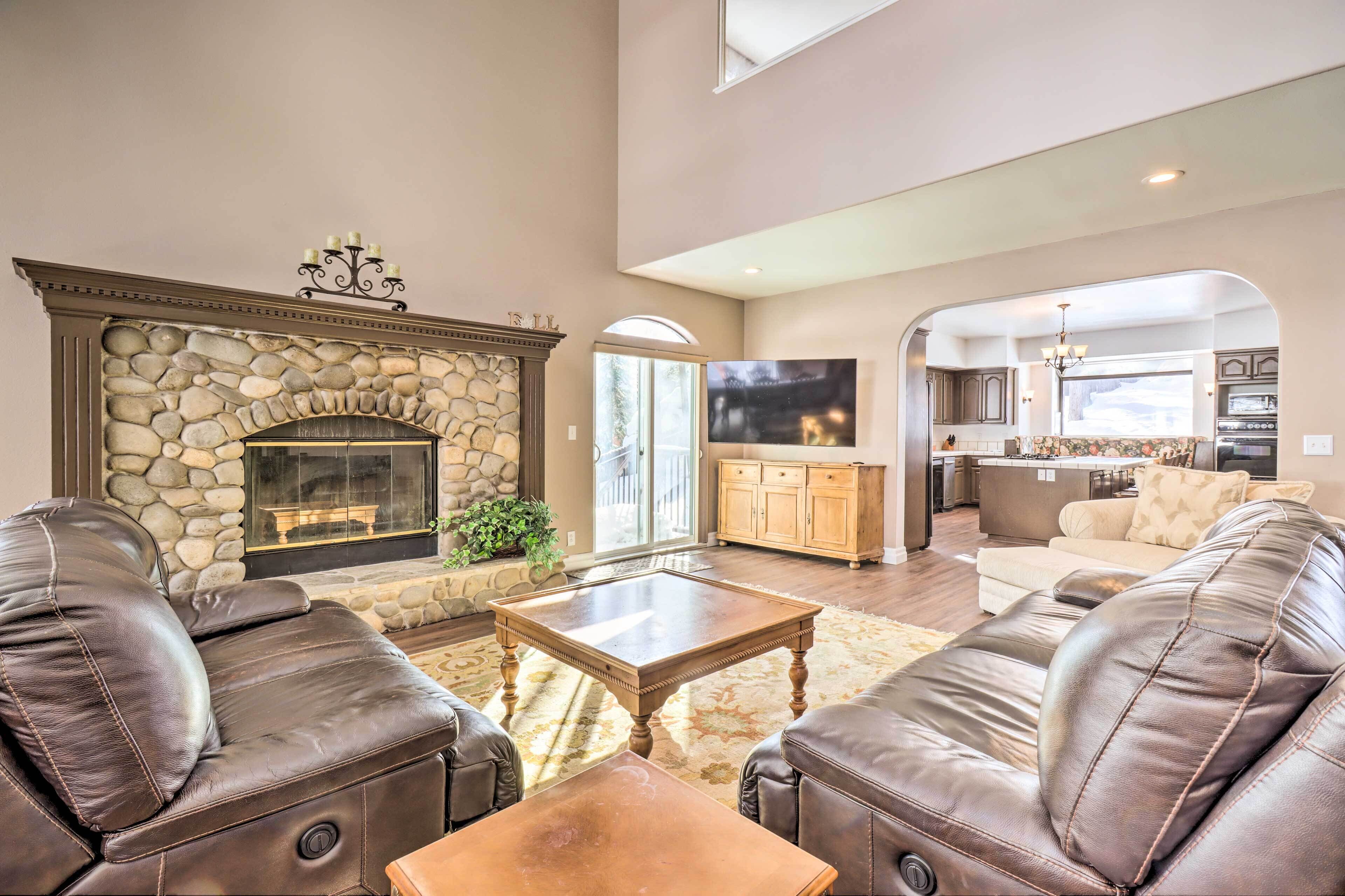 Pet-Friendly Stateline Home < 2 Mi to Lake Tahoe!
