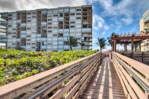 Property grounds - Lovely Fort Pierce Condo, Walk to Beach! (Fort Pierce)