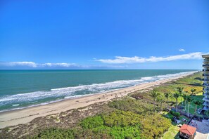 On the beach - Lovely Fort Pierce Condo, Walk to Beach! (Fort Pierce)