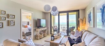 Lovely Fort Pierce Condo, Walk to Beach!