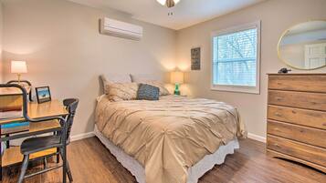 1 bedroom, desk, internet, bed sheets