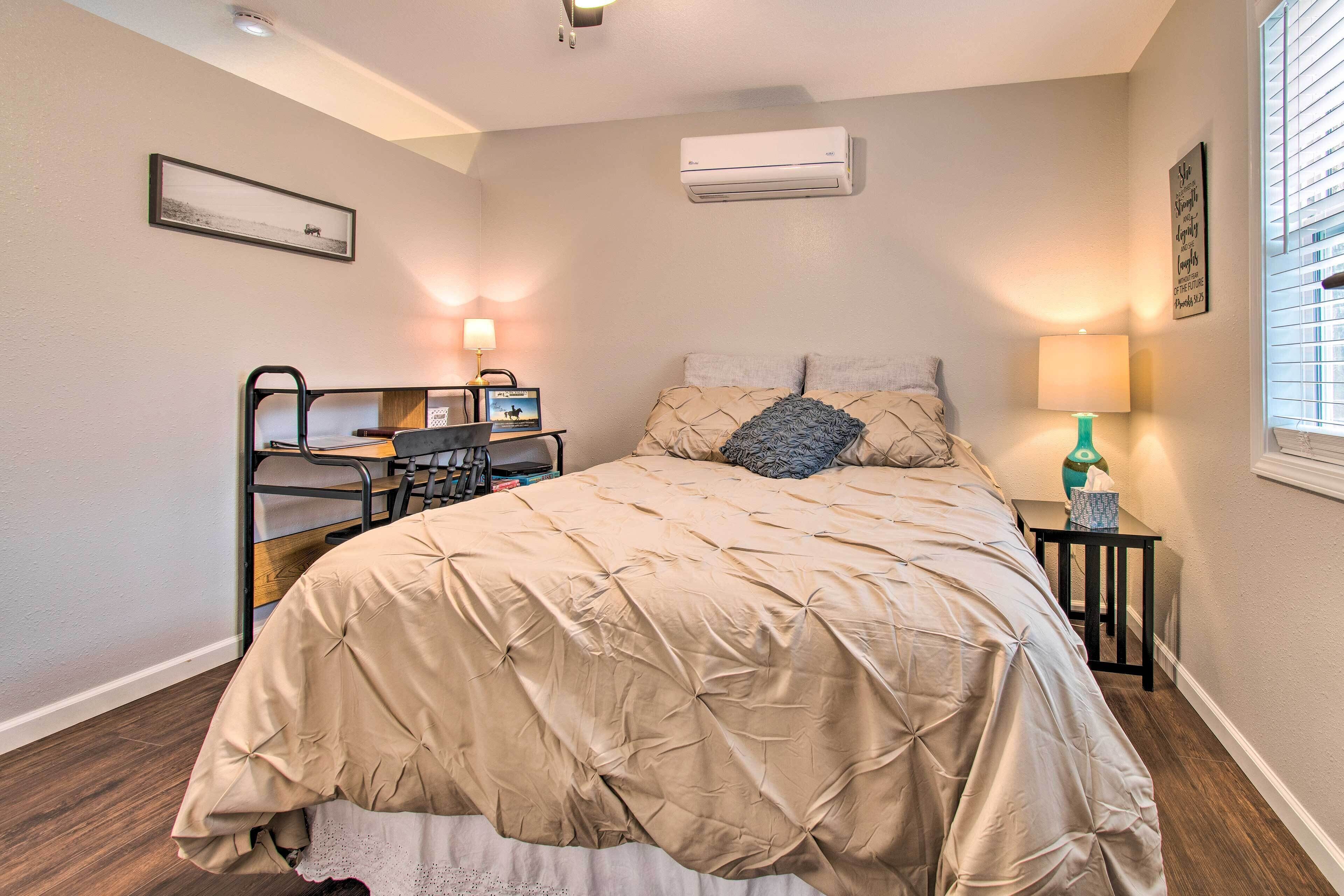 1 bedroom, desk, Internet, bed sheets