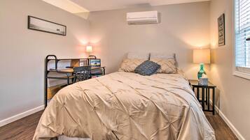1 bedroom, desk, Internet, bed sheets