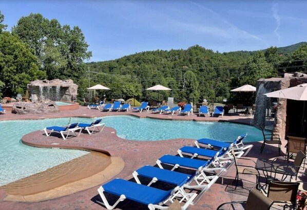 Pool - Beautiful Condo, Centrally Located in a Family Friendly Resort (Gatlinburg)