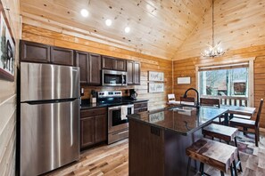Fridge, microwave, oven, stovetop - Happy Vibes Cabin - The Name Says it All! (Gatlinburg)