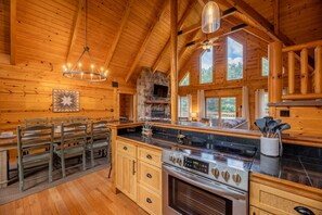 Køleskab, mikrobølgeovn, ovn, kogeplade