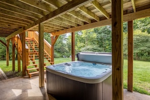 Outdoor spa tub - Luxe 4BR Cabin | Hot Tub- Cozy Retreat by Snowshoe (Pocahontas County)