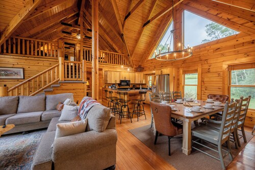 Luxe 4BR Cabin Hot Tub- Cozy Retreat by Snowshoe 20% OFF Rates Thru March 12th