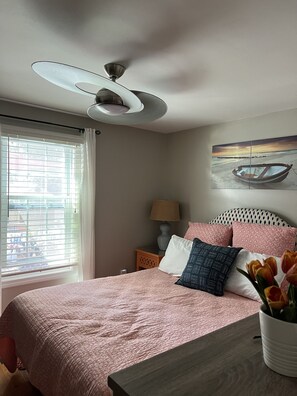 2 bedrooms, iron/ironing board, free WiFi, bed sheets - Location location location (Yarmouth)