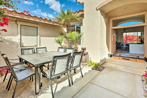 Front Courtyard | Dining Table