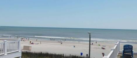 بالقرب من الشاطئ