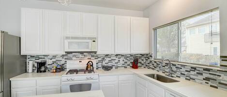 Fridge, microwave, stovetop, dishwasher