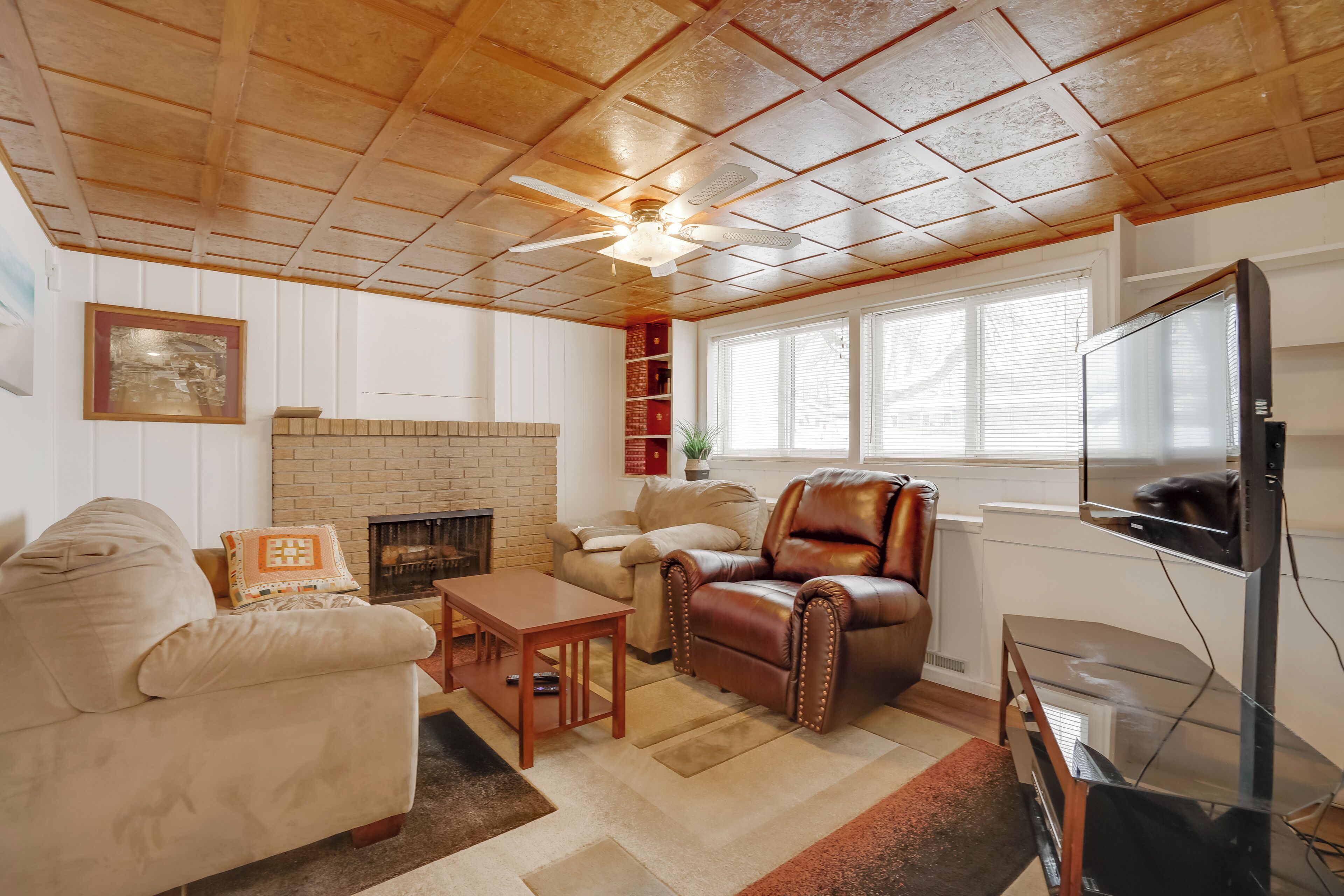 TV, fireplace