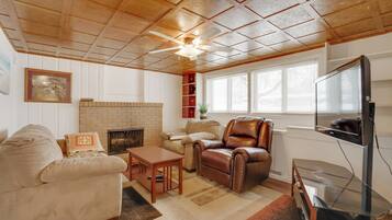 TV, fireplace