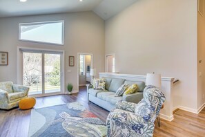 TV, fireplace, books - Carolina Beach Vacation Home Near Boardwalk (Carolina Beach)