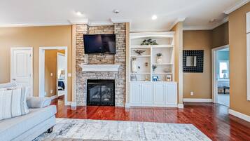 Smart TV, fireplace, books, stereo