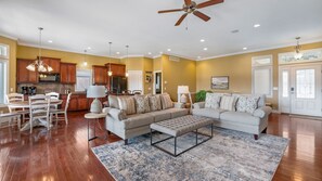 Smart TV, chimenea, libros y estéreo 