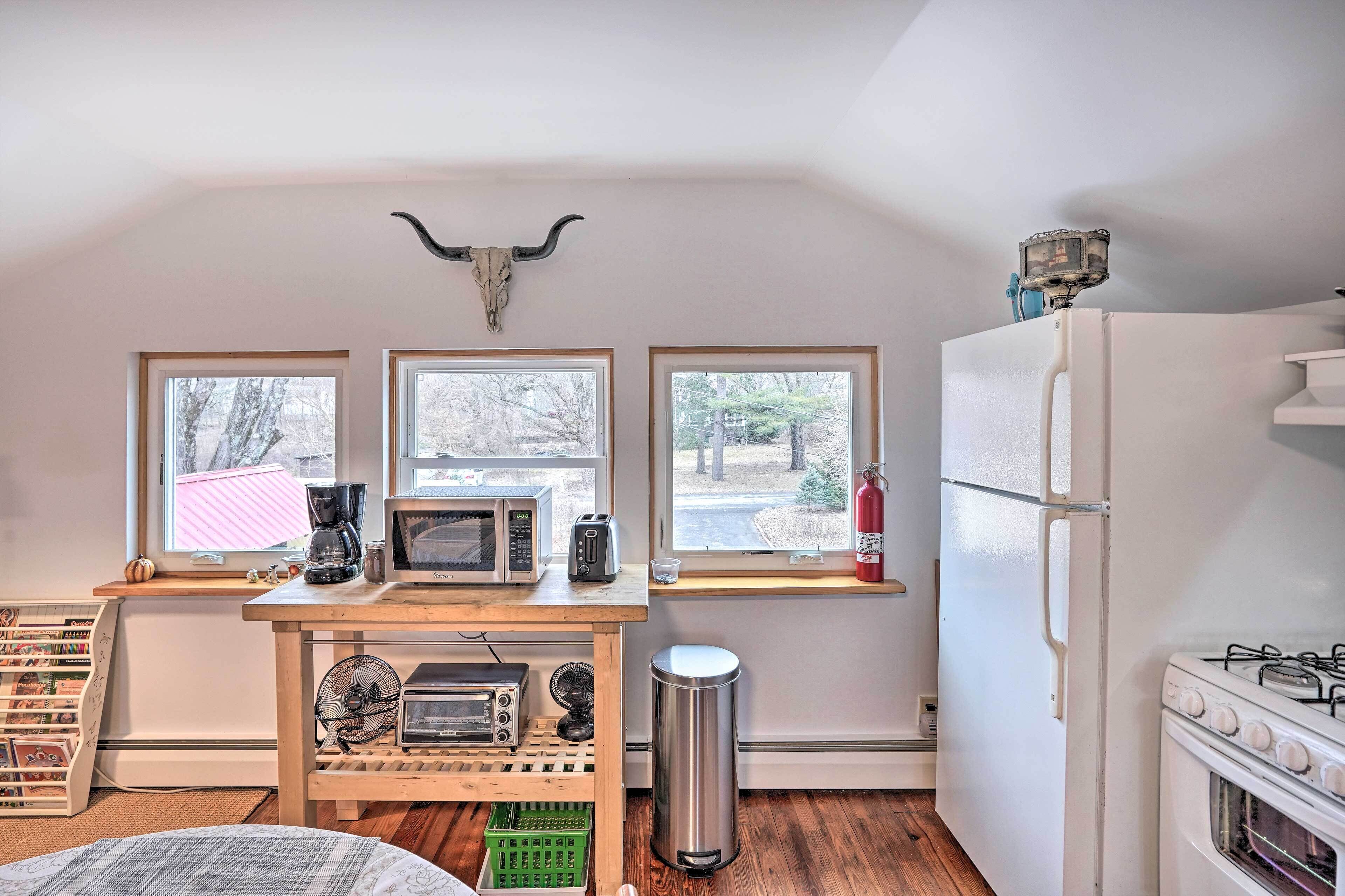Fridge, microwave, stovetop, coffee/tea maker