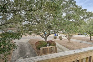Property grounds - Cozy Oak Island House < 1 Mi to Beaches! (Oak Island)