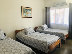 Standard-Dreibettzimmer | Schreibtisch, kostenloses WLAN, Bettwäsche