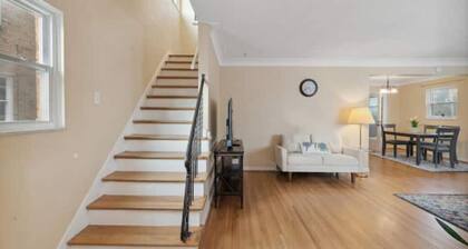 Spacious 3Bd-PoolTable, Office, Deck-Pets OK. 1 mile from University of Toledo.