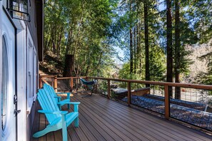 Terrace/patio - Peaceful Redwood Hideaway - Hot Tub, A/C, Walk to Russian River and Downtown (Guerneville)