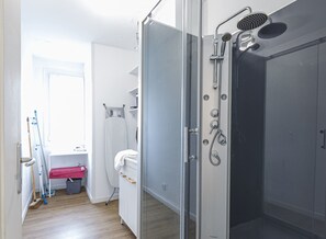Dusche, Haartrockner, Handtücher