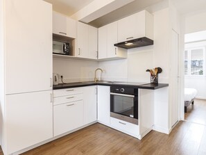 Kühlschrank, Mikrowelle, Ofen, Wasserkocher mit Kaffee-/Teezubehör