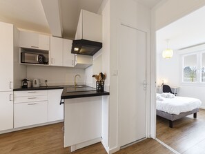 Fridge, microwave, oven, coffee/tea maker