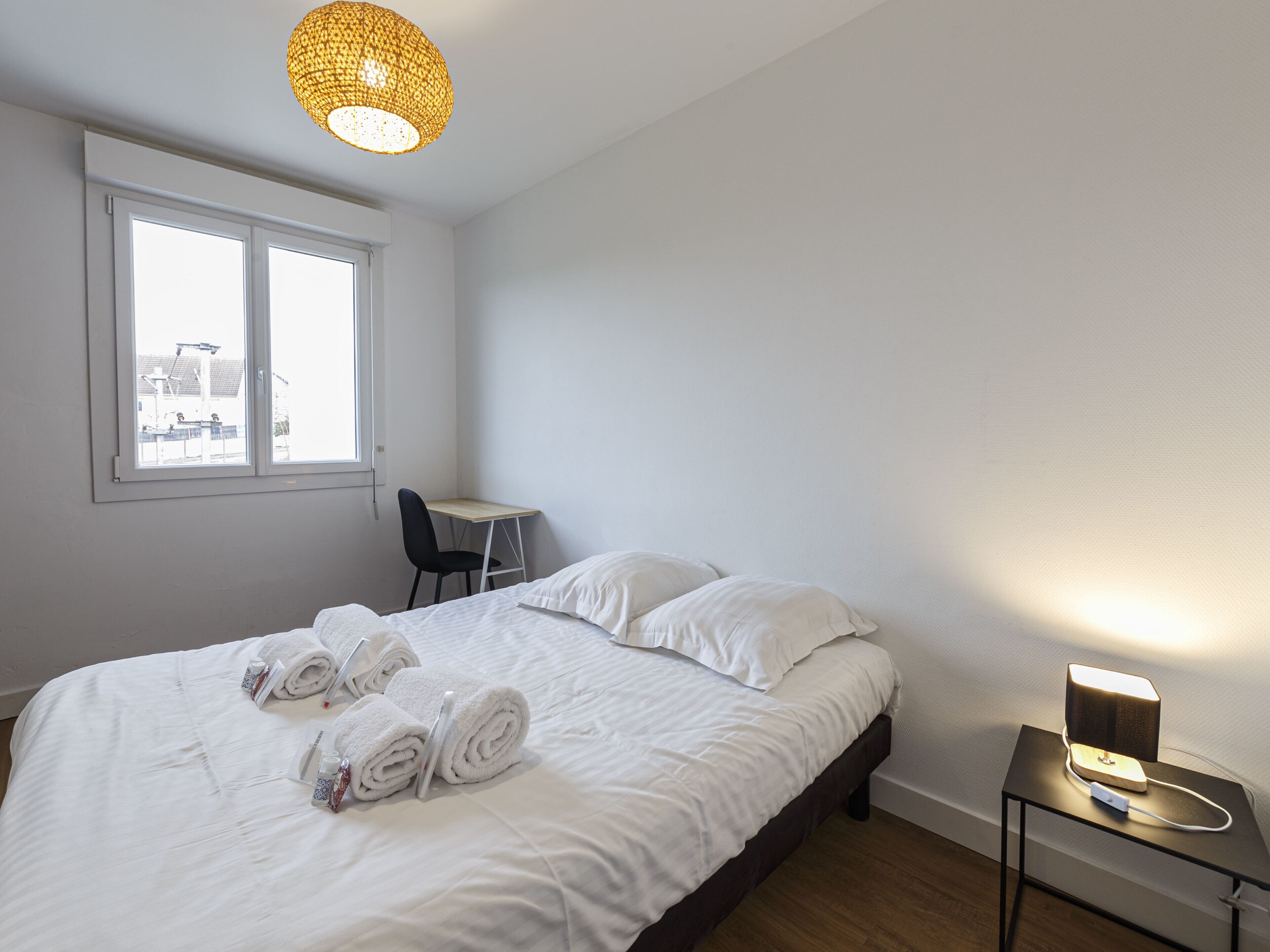 2 bedrooms, desk, iron/ironing board, WiFi