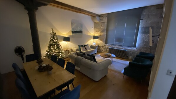 Smart TV, fireplace