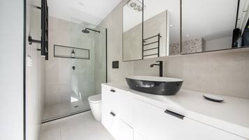 Combined shower/bathtub, hair dryer, towels